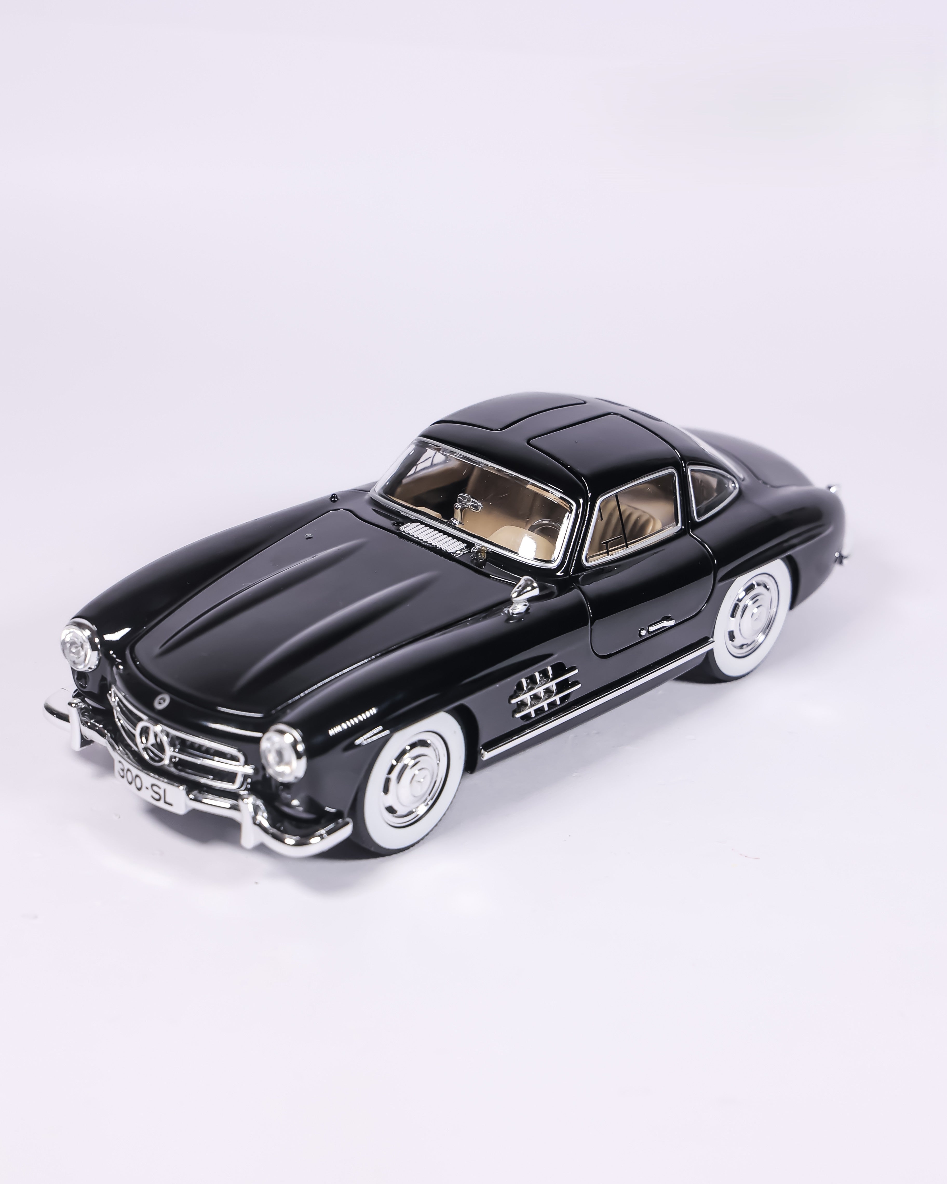 1:18 Mercedes-Benz 300SL Gullwing Die-Cast Model (Black) – Premium Collectible Car